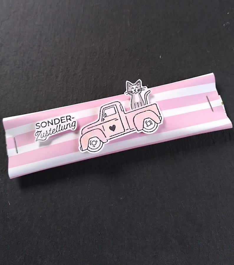 rosa und weiß gestreifte Verpackung für Schokolade mit Pick-up